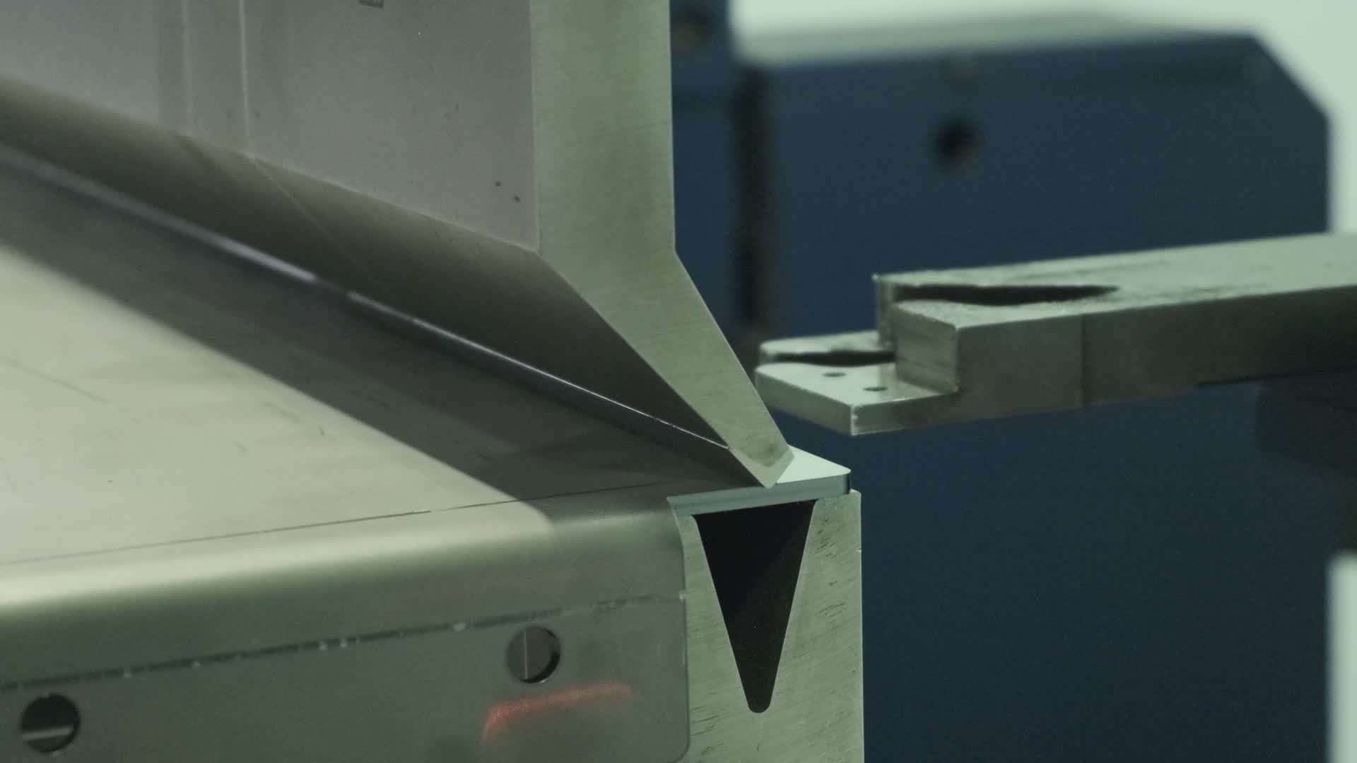 Dobladora CNC plegando una lámina de acero en OS SERMAQ